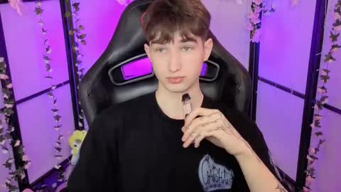 Snapshot of maxwellchiik chatting on 11-25-25, 12:38 Max online show from 11-25-25, 12:38