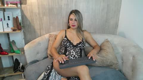 Snapshot of may_wood chatting on 04-10-26, 12:10 may_wood online show from 04-10-26, 12:10