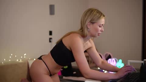 Snapshot of mayarayy chatting on 11-02-25, 04:26 M A Y A online show from 11-02-25, 04:26