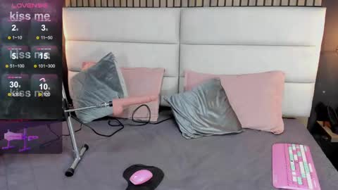 Nicolle Ruselle   Hello my lovely  schedule for great fun from  630 am and end 800 pm Colombian time I wait for you online show from 01-15-25, 04:00