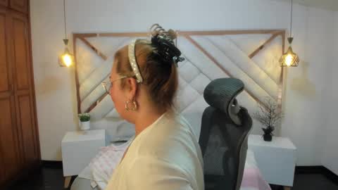 Mailyn online show from 03-10-25, 10:13