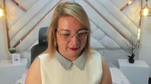 Mailyn online show from 03-11-25, 11:44