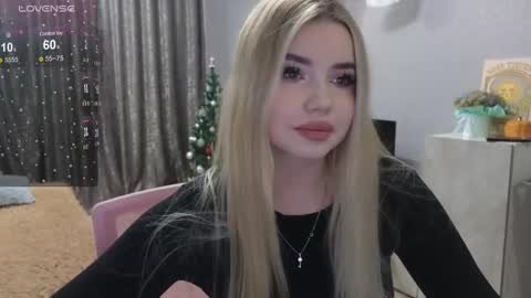 Snapshot of maymallorie chatting on 12-12-24, 02:33 may online show from 12-12-24, 02:33