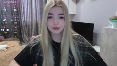 Snapshot of maymallorie chatting on 12-13-24, 08:09 may online show from 12-13-24, 08:09