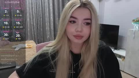 Snapshot of maymallorie chatting on 12-17-24, 05:36 may online show from 12-17-24, 05:36