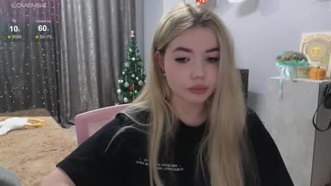 Snapshot of maymallorie chatting on 12-17-24, 08:43 may online show from 12-17-24, 08:43