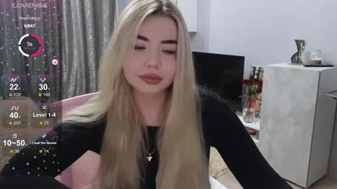 Snapshot of maymallorie chatting on 01-12-25, 10:01 may online show from 01-12-25, 10:01