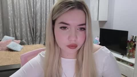 Snapshot of maymallorie chatting on 01-18-25, 06:21 may online show from 01-18-25, 06:21