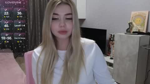 Snapshot of maymallorie chatting on 02-02-25, 03:07 may online show from 02-02-25, 03:07