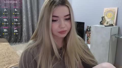 Snapshot of maymallorie chatting on 02-04-25, 09:31 may online show from 02-04-25, 09:31