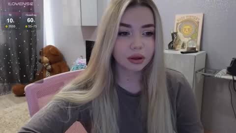 Snapshot of maymallorie chatting on 02-05-25, 11:55 may online show from 02-05-25, 11:55