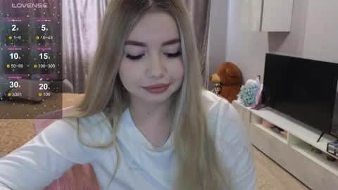 Snapshot of maymallorie chatting on 02-14-25, 10:59 may online show from 02-14-25, 10:59