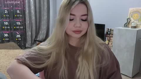 Snapshot of maymallorie chatting on 02-16-25, 01:14 may online show from 02-16-25, 01:14