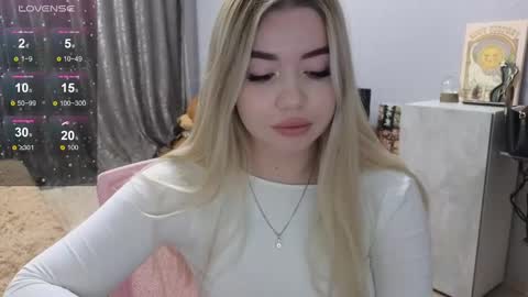 Snapshot of maymallorie chatting on 02-27-25, 11:48 may online show from 02-27-25, 11:48