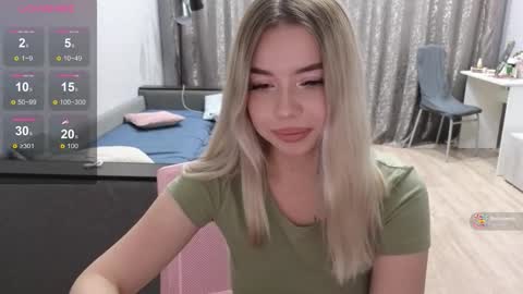 Snapshot of maymallorie chatting on 10-11-25, 10:41 may online show from 10-11-25, 10:41