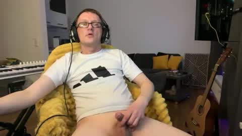 Snapshot of mcmike_es chatting on 02-14-26, 02:14 Mike online show from 02-14-26, 02:14