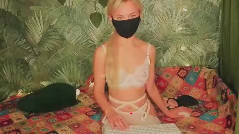 Snapshot of meeeewmeeeeow chatting on 10-24-25, 10:17 meeeewmeeeeow online show from 10-24-25, 10:17