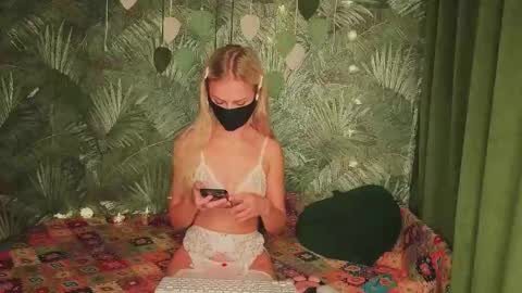 Snapshot of meeeewmeeeeow chatting on 10-26-25, 09:31 meeeewmeeeeow online show from 10-26-25, 09:31