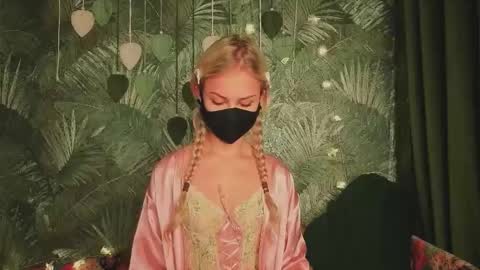 Snapshot of meeeewmeeeeow chatting on 10-27-25, 09:30 meeeewmeeeeow online show from 10-27-25, 09:30