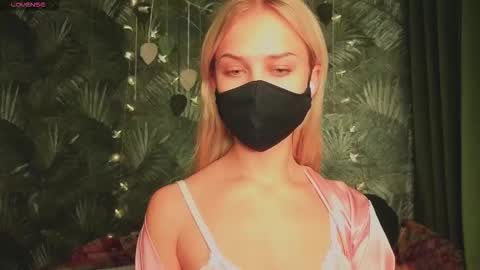 Snapshot of meeeewmeeeeow chatting on 11-18-25, 08:46 meeeewmeeeeow online show from 11-18-25, 08:46