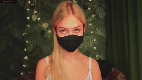 Snapshot of meeeewmeeeeow chatting on 11-22-25, 10:53 meeeewmeeeeow online show from 11-22-25, 10:53