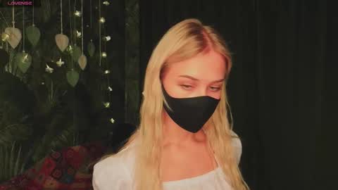 Snapshot of meeeewmeeeeow chatting on 11-23-25, 08:41 meeeewmeeeeow online show from 11-23-25, 08:41