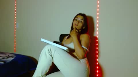 Snapshot of meganxox25 chatting on 04-14-26, 01:33 meganxox25 online show from 04-14-26, 01:33