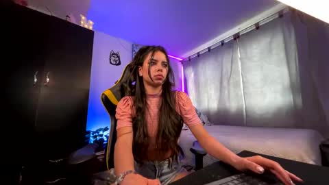 Snapshot of melani_bear chatting on 10-18-25, 09:15 MELANI online show from 10-18-25, 09:15