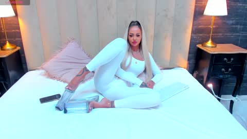 Snapshot of melanielexxx chatting on 12-19-24, 06:45 OF melanielexxx online show from 12-19-24, 06:45