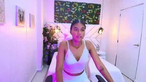Snapshot of melii_ebony chatting on 10-22-25, 12:05 MELII EBONY online show from 10-22-25, 12:05