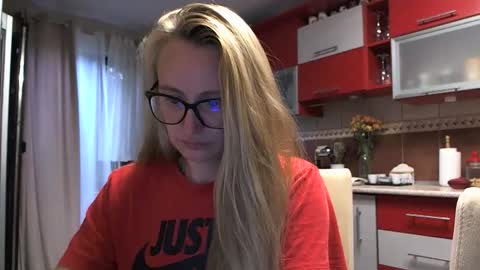 Melly online show from 09-12-25, 07:08