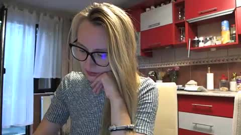 Melly online show from 09-17-25, 06:15