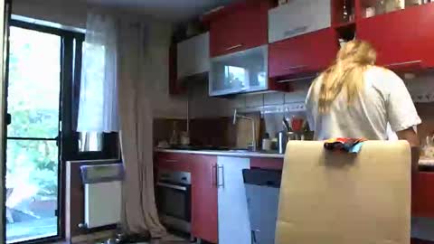 Melly online show from 09-22-25, 06:48