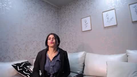 Snapshot of melodiroux_ chatting on 01-03-25, 03:27 Melodi online show from 01-03-25, 03:27