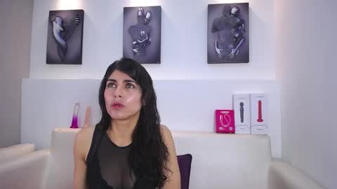 Snapshot of melodiroux_ chatting on 11-17-25, 01:06 Melodi online show from 11-17-25, 01:06