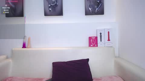 Snapshot of melodiroux_ chatting on 11-18-25, 01:15 Melodi online show from 11-18-25, 01:15