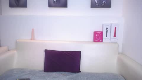 Snapshot of melodiroux_ chatting on 11-23-25, 01:22 Melodi online show from 11-23-25, 01:22