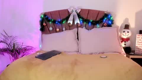 Snapshot of melody_bonnie22 chatting on 12-15-25, 11:47 Leslie online show from 12-15-25, 11:47