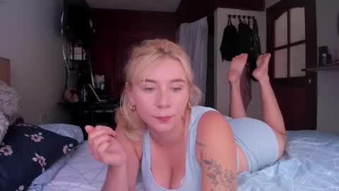 Snapshot of melodypetitex chatting on 09-20-25, 06:31 sophia online show from 09-20-25, 06:31