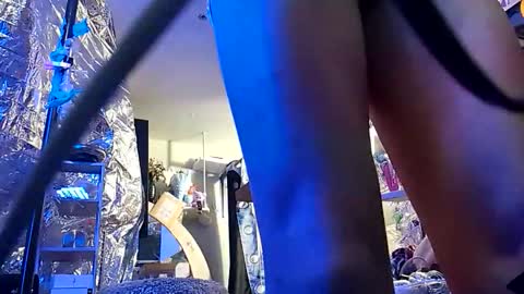 gurlnips online show from 12-18-25, 07:36