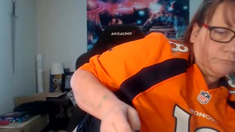 Snapshot of metalshop chatting on 12-08-24, 10:03 Mommy Jaxx online show from 12-08-24, 10:03