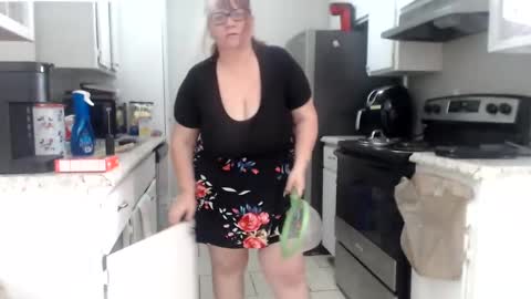 Snapshot of metalshop chatting on 12-12-24, 05:59 Mommy Jaxx online show from 12-12-24, 05:59