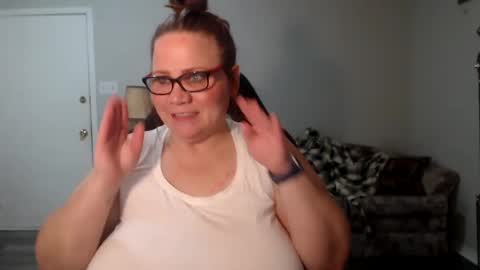 Snapshot of metalshop chatting on 12-20-24, 04:31 Mommy Jaxx online show from 12-20-24, 04:31