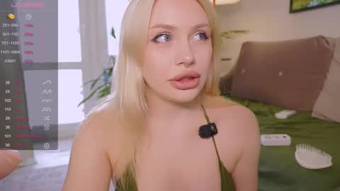 Stella online show from 09-19-25, 01:23