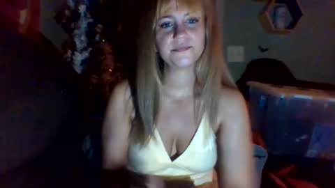 Snapshot of mezzy69 chatting on 10-11-25, 08:13 mezzy69 online show from 10-11-25, 08:13