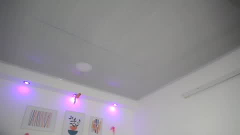 Snapshot of mia18_queen chatting on 12-21-24, 10:06 mia18_queen online show from 12-21-24, 10:06