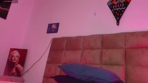 Snapshot of mia_0_ chatting on 10-07-25, 07:22 Emi online show from 10-07-25, 07:22