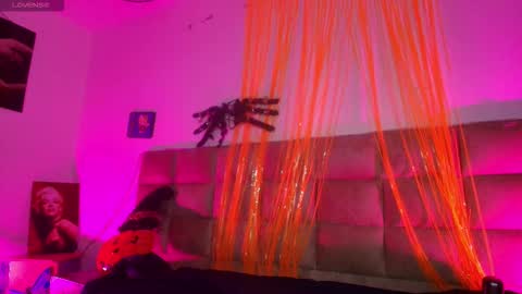 Snapshot of mia_0_ chatting on 10-15-25, 07:25 Emi online show from 10-15-25, 07:25