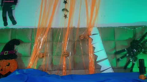 Snapshot of mia_0_ chatting on 10-18-25, 09:48 Emi online show from 10-18-25, 09:48