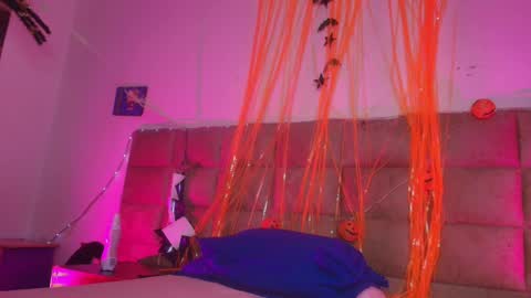 Snapshot of mia_0_ chatting on 10-26-25, 07:20 Emi online show from 10-26-25, 07:20